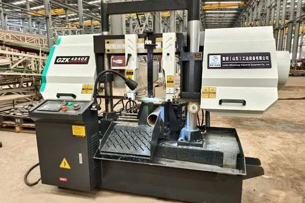 Serra fita automática em cliente
